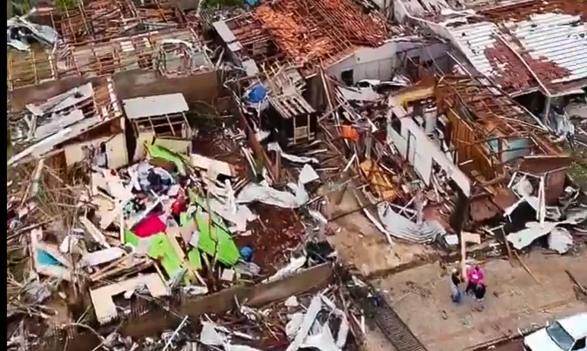 Imagem aérea de Rio Bonito do Iguaçu com casas destruídas após o tornado